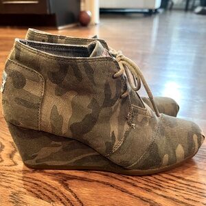 Toms Washed Camo Desert Lace-Up Wedge Ankle Boot